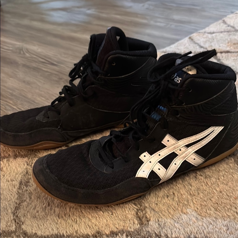 💐Asics Black and White Athletic Shoes with High Ankle Support